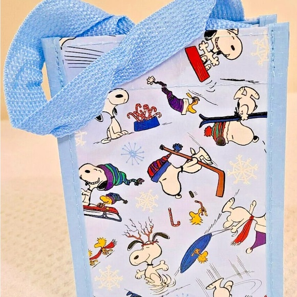 Vera Bradley Ski Slope Snoopy 4pc. Market tote & Gift bag set NWT! - Picture 6 of 9